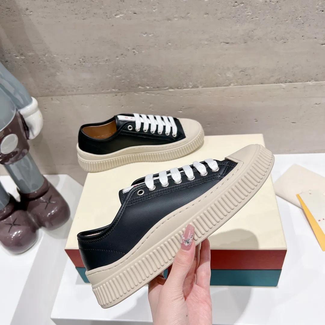 👟👟Ex-factory price 480👟👟 (exclusive top quality) Marni|Mary Jane big head doll shoes‼ ️Upgraded outsole, consistent lasting process with the original version, upgraded to the latest official original packaging‼ ️ Mani’s incomparable and versatile white shoes! I'm tired of the regular white shoes, so I bought a pair of different style thick-soled big-toe shoes. Paris International Fashion Week catwalk model, purchase-level version, all Internet celebrities wear it, Song Zuer, Zhao Lusi, Huo🔥 Show... [4.5cm increased sole] Not bulky, light and soft, comfortable on the feet! It feels very good on your feet and doesn't scratch your feet at all! Extremely comfortable! Daily travel! Wear whatever you like regardless of the occasion, no fear of any dress code, no pressure to dress! ✔Upper: imported cowhide fabric ✔Inner lining: lambskin lining ✔Outsole: exclusive original molded 1:1 rubber outsole! Floating beige is not completely white. Difference between market currencies We are different‼ ️ ✔𝐒𝐢𝐳𝐞: 35-40